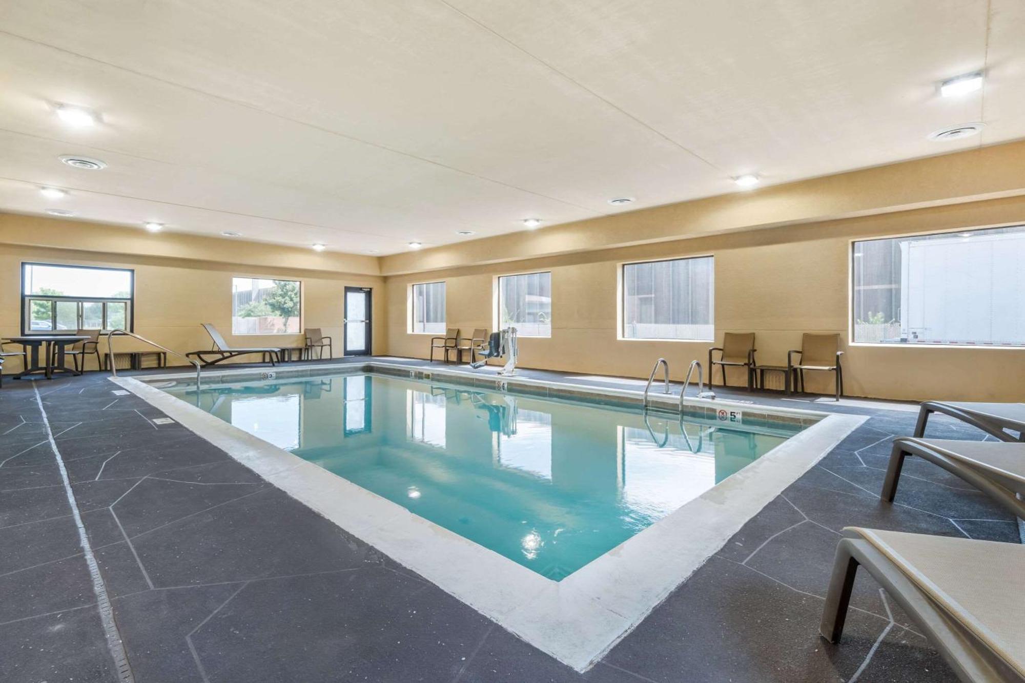 Comfort Suites Louisville Airport Exteriör bild